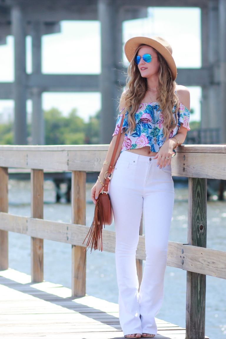 Kombinera topp med blommönster vita jeans kvinnor hatt mode trender sommar kvinnor
