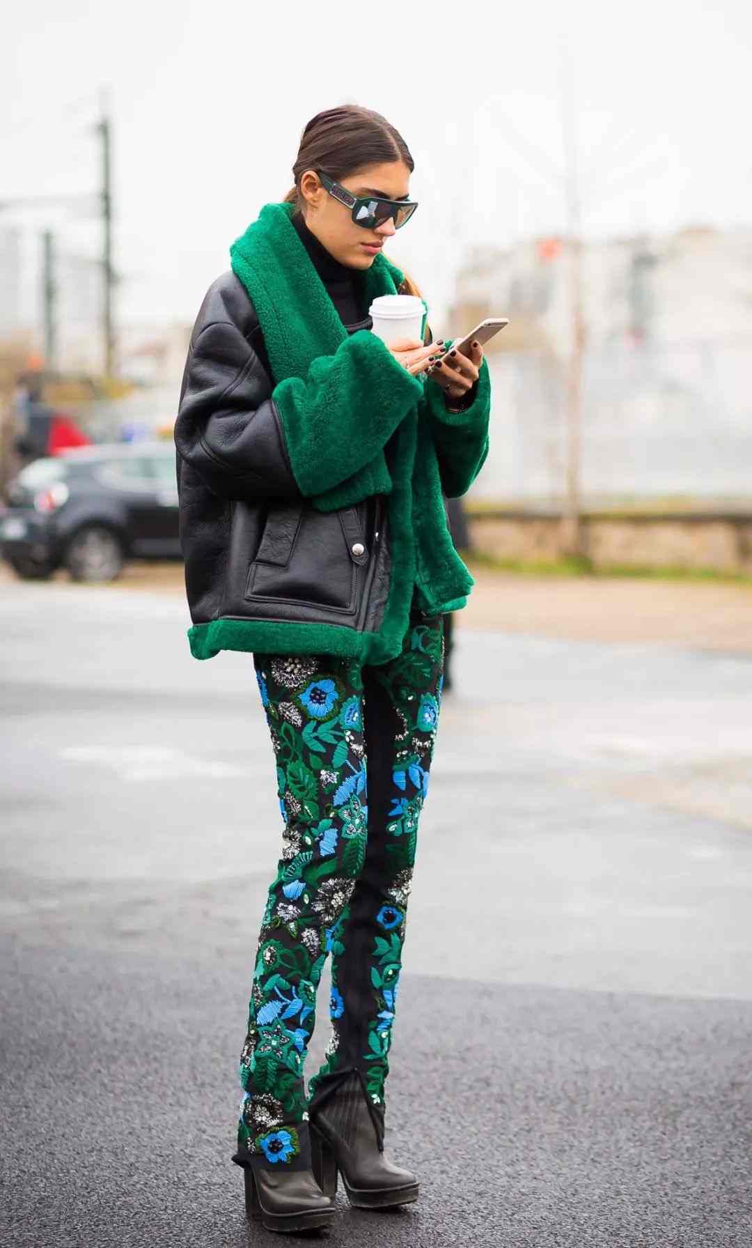 Byxor med blommönster kombinerar vinterläderjacka läderstövlar modetrender kvinnor