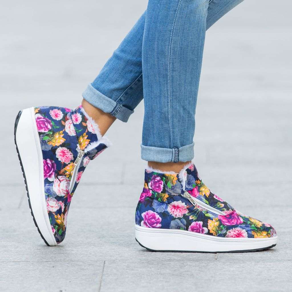 Sneakers med blommönster kombinerar skinny jeans ljusblå modetrender kvinnor