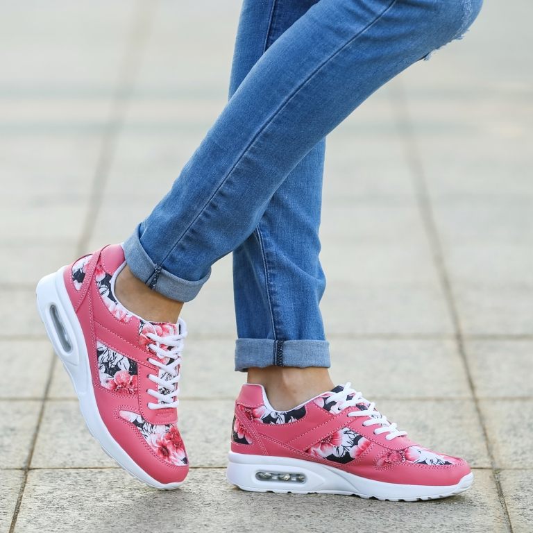 Blommiga sneakers kombinerar modetrender från Nike Air Max rosa sneakers