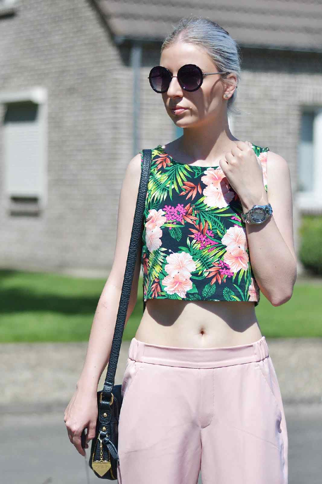 Topp med blommönster kombinera vida byxor runda solglasögon modetrender sommar kvinnor