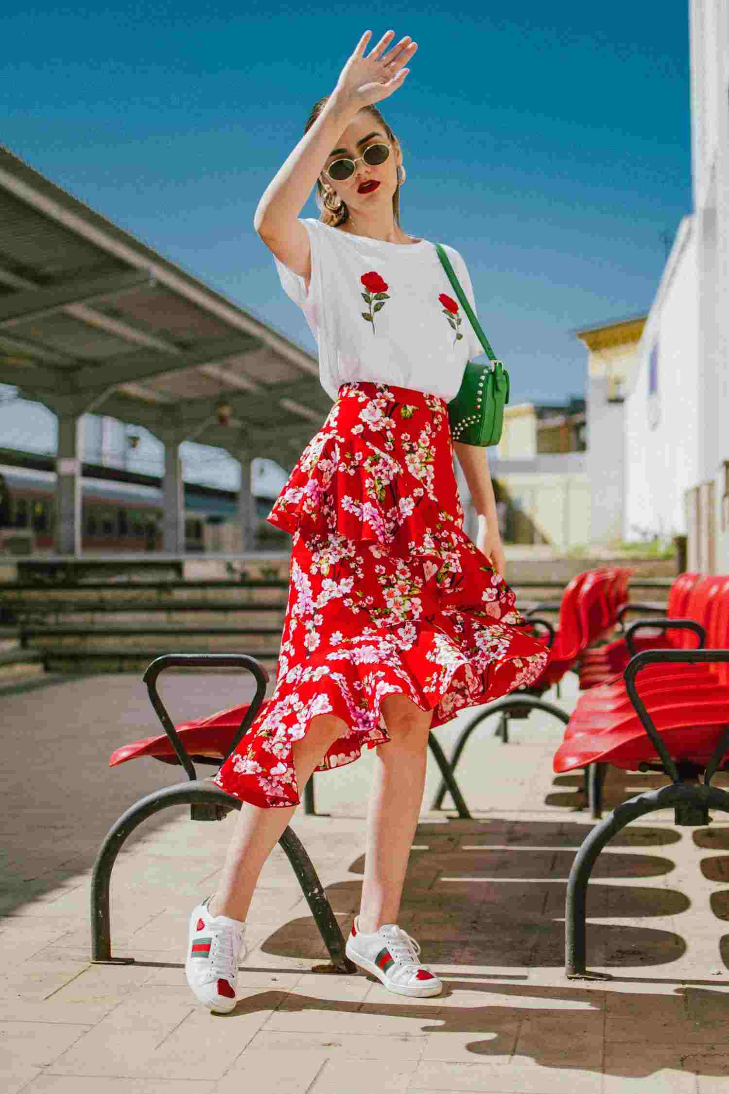 Kjol med blommönster kombinerar sommaren de senaste modetrenderna med runda solglasögon