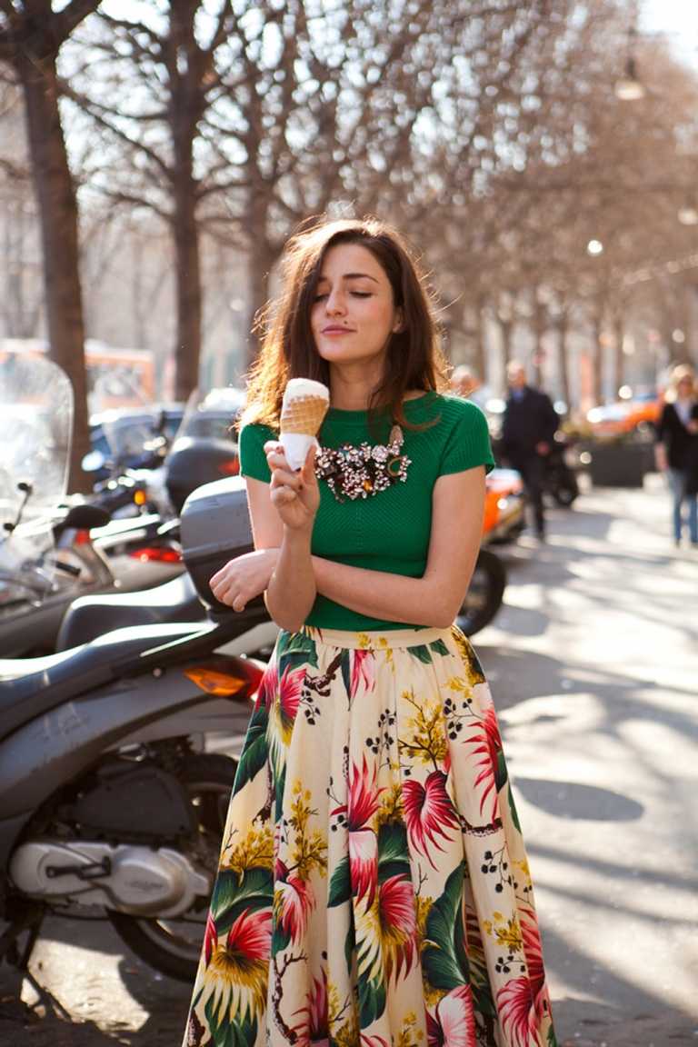 Maxikjol i blommönster kombinerar T-shirt uttalande tillbehör modetrender 2019 kvinnor