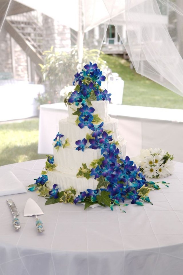 Blomsterarrangemang-tårta-blå-blommar-romantisk-dekoration