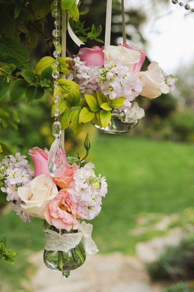 hängande-blommor-för-bröllop-mini-buketter-dekoration-med-spets