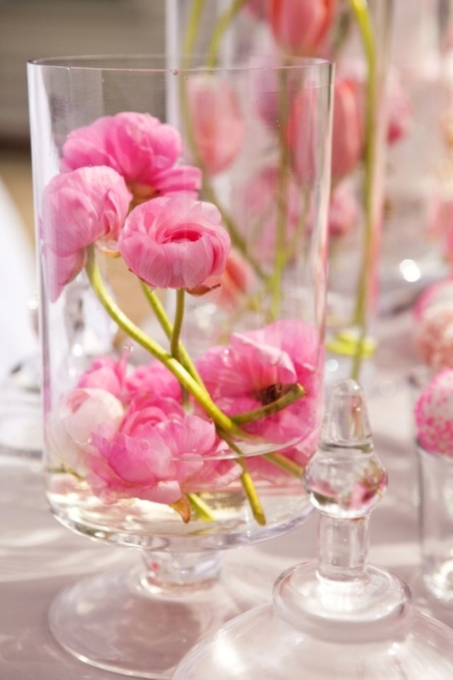 Idéer-för-bröllop-bord-dekorationer-iögonfallande-glas-behållare-tulpaner