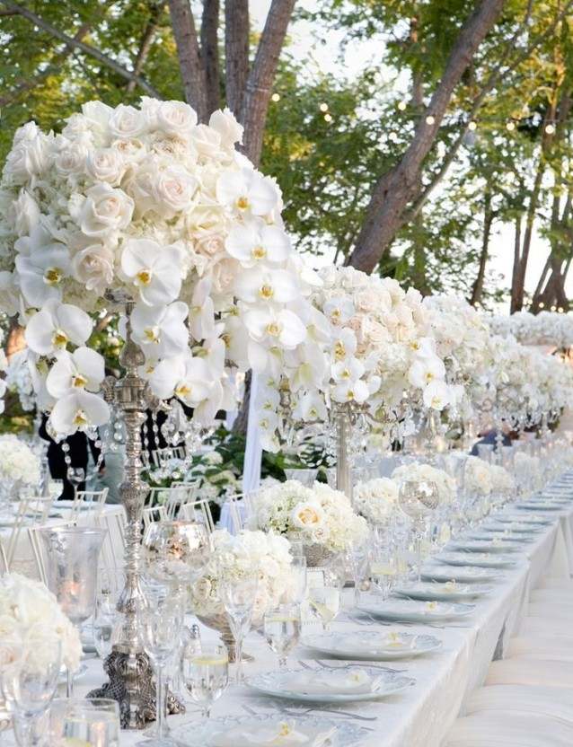 Vitt bord dekorationer-blommor-bröllop-guld-bestick-cut-vinglas