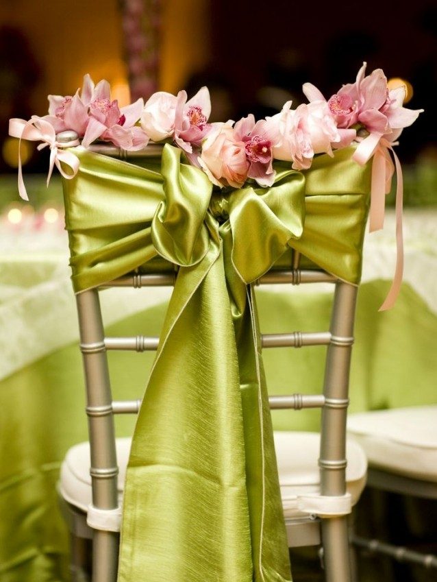 Stol-lock-rosett-senap grönt-bord dekoration-blommig dekoration-satin