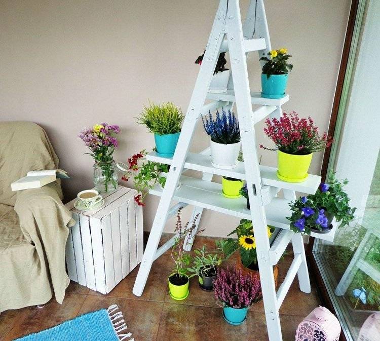 Bygg ditt eget blomsterställ blomsterstege-blomma hylla-vitt-trä-DIY-blomkrukor-växt-rum
