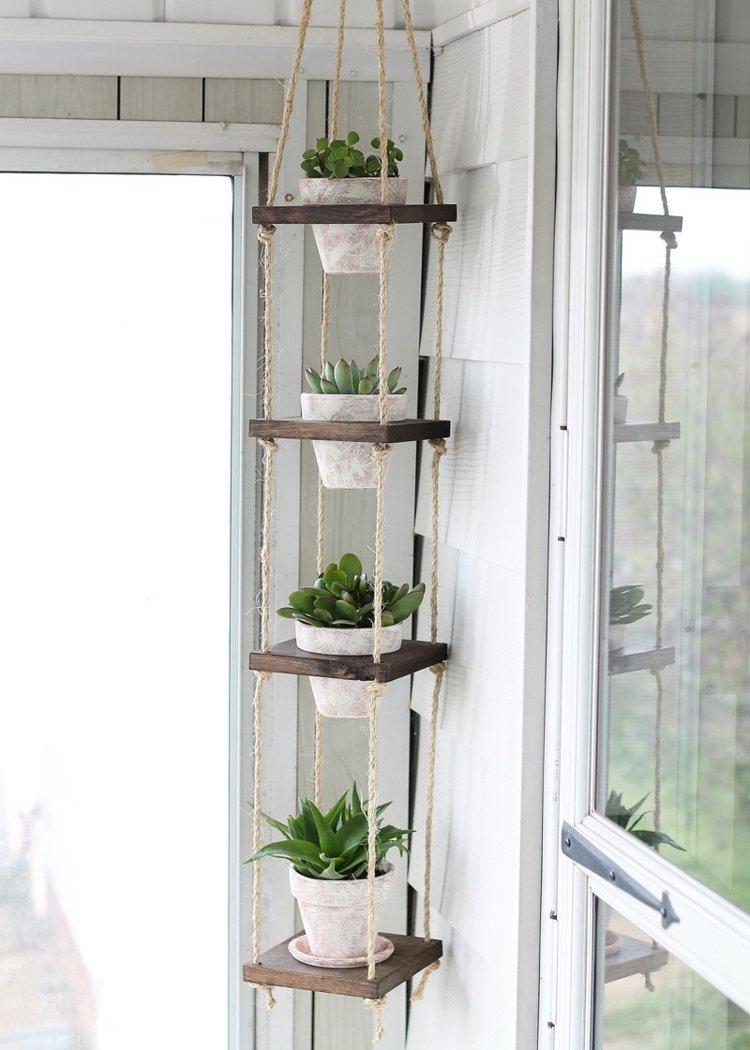 Blomsterstativ-bygg-själv-DIY-blommestolpe-fyra-blomkrukor-rep-naturfibrer-häng-knut-fönster