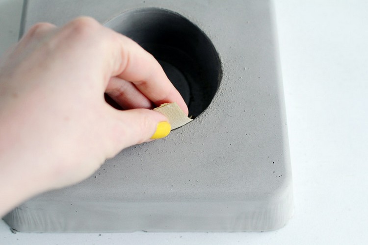 Gör-det-själv betongblomkruka med sandpapper