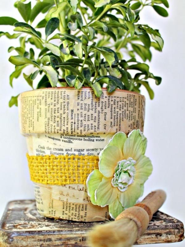 Blomkrukor dekorerar kreativt vintage kokboksidor