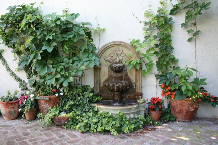 blomkrukor-trädgård-plantering-vägg-design-vägg-murgröna-lerkrukor