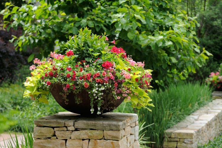 blomkrukor-trädgård-växt-konsistens-idé-sten-pelare-dekorera