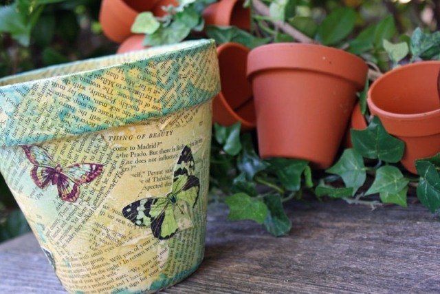 blomkrukor designidéer tidning decoupage fjärilar