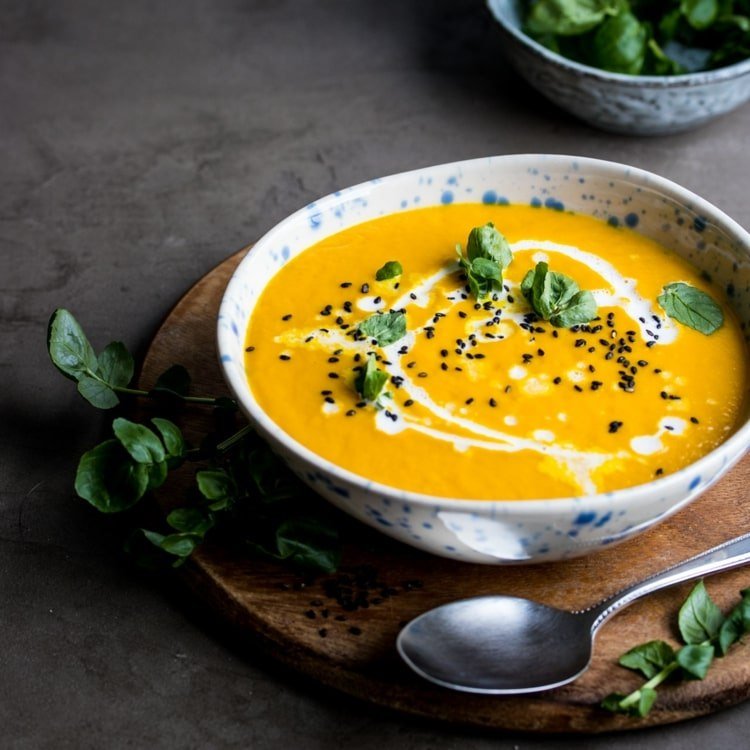 Soppa med ingefära, kokosmjölk, basilika och curry som ett naturligt blodtryckssänkande medel