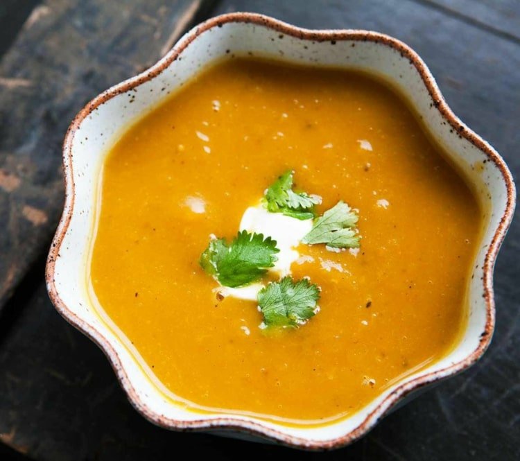 Curry ingefära soppa som förrätt eller lätt sommarmåltid med en blodtryckssänkande effekt