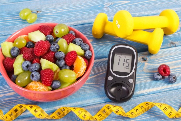 skål med färsk frukt bitar blodsockermätare måttband vikter diabetes förebyggande åtgärder