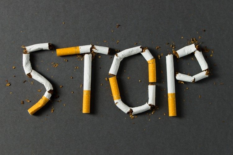 sluta röka som en logotyp gjord av cigaretter