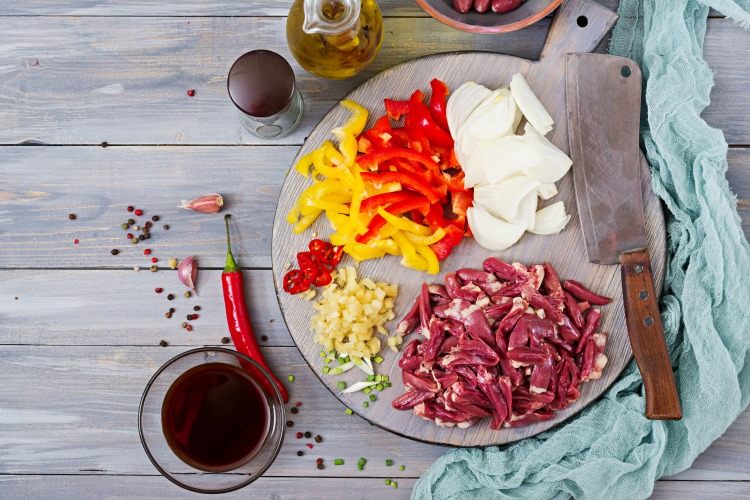 Ingredienser för matlagning som paprika rött kött olivolja saltpeppar