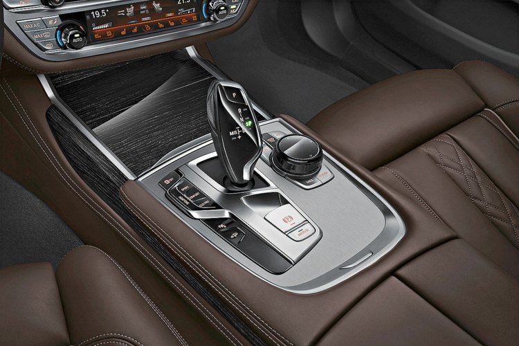 BMW 7 -serie 2017 koppling automatisk läder mörkbruna säten