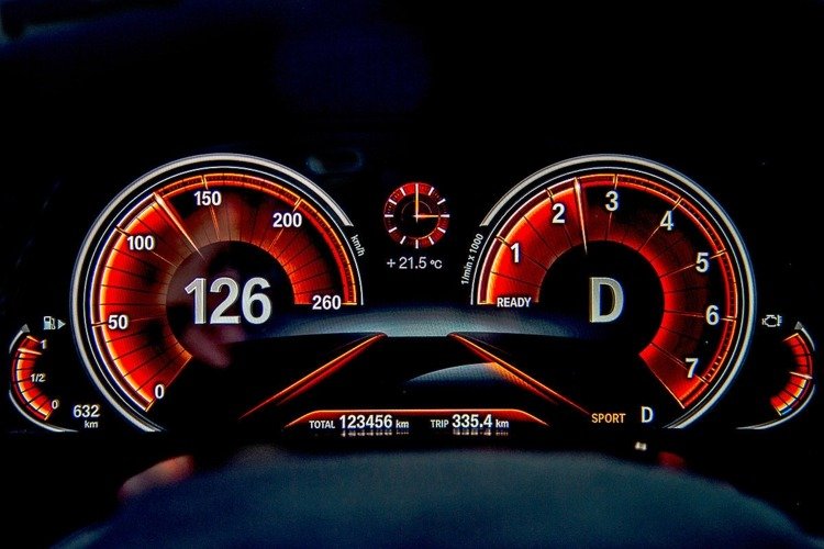 BMW 2017 7 -serie hastighetsmätare tänder röd bil