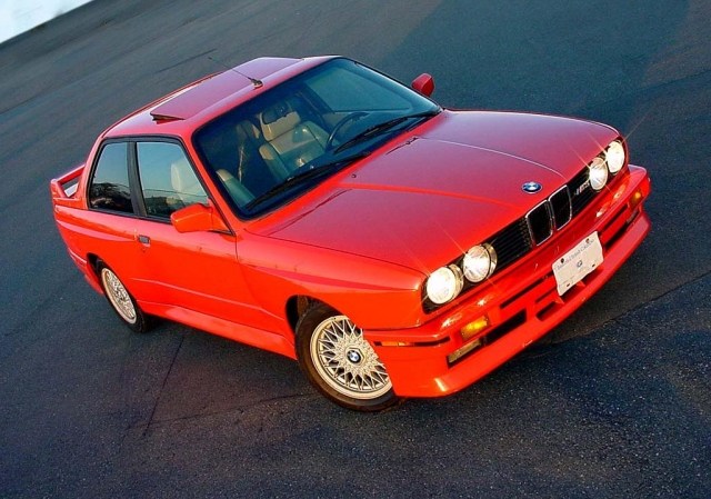 BMW-M3-E30-antenn-bild-röd-sida
