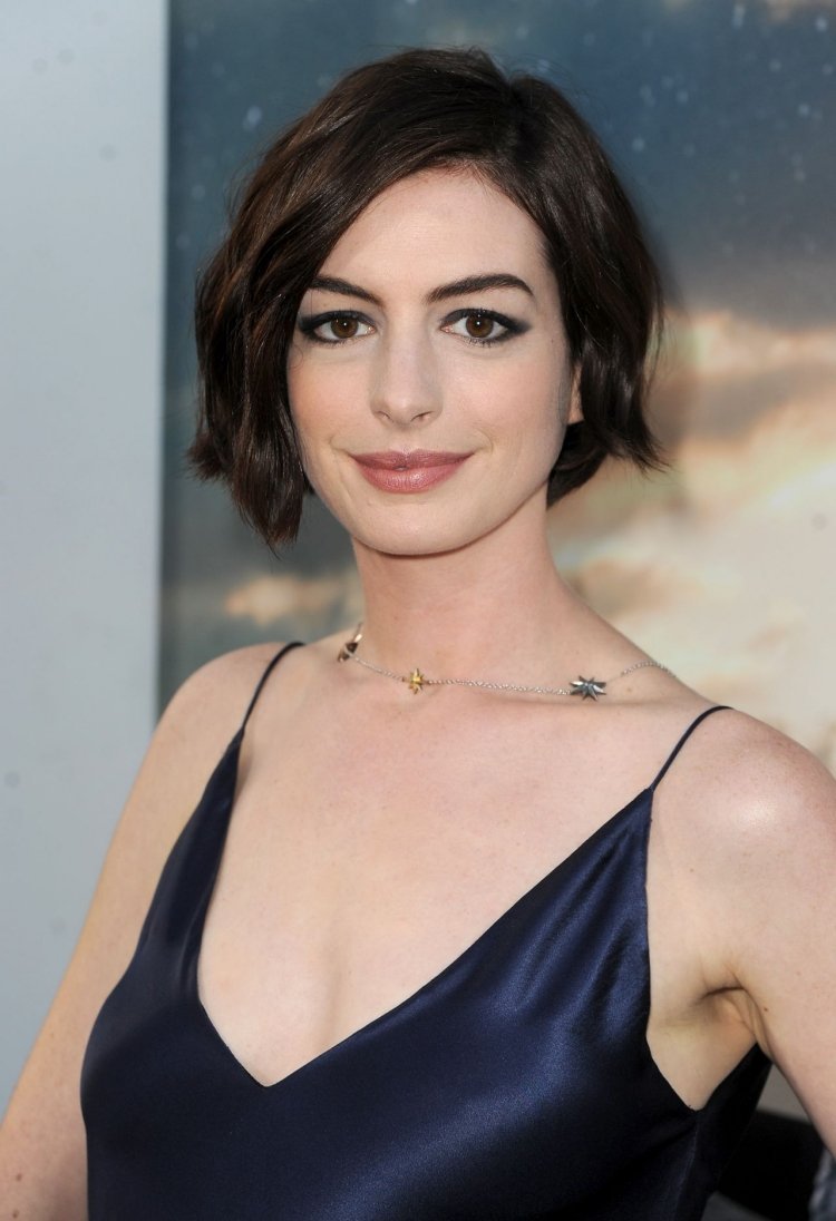 Bob-frisyrer 2015 kort-konstiga-lugg-anne-hathaway-interstellar-premierre