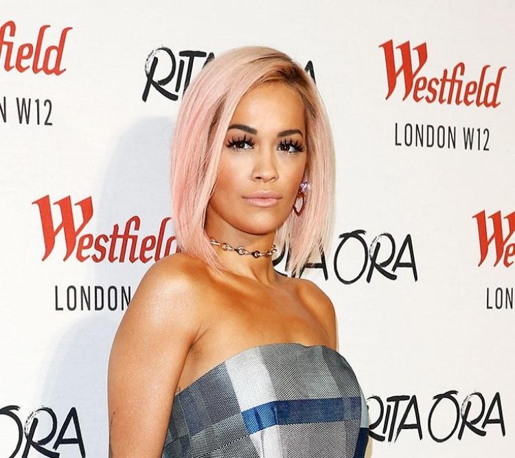 bob-frisyrer-2015-rita-ora-rosa-färg-sidoseparering