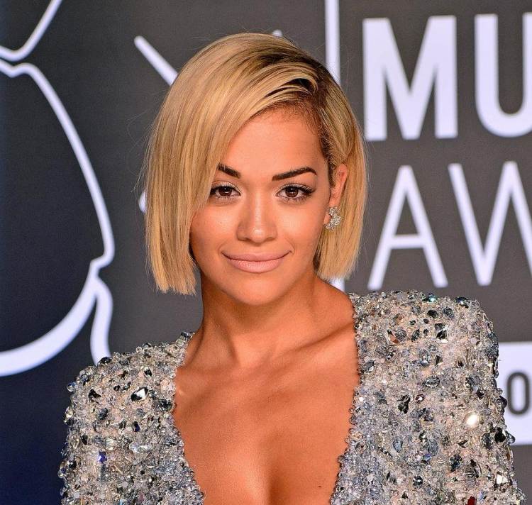 bob-frisyrer-2015-kort-bob-sluttande-lugg-rakt-hår-Rita-Ora