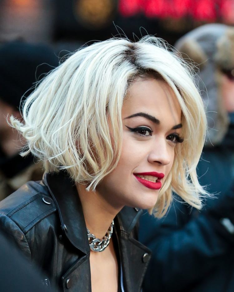 bob-frisyrer-2015-kort-våg-sida-parting-blond-rita-ora