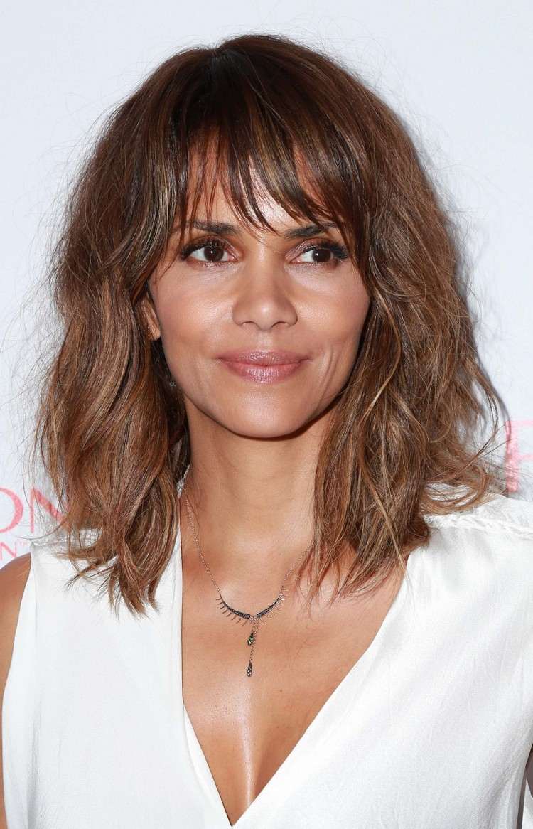 Medellång stökig shagfrisyr med knäppa lugg från Halle Berry