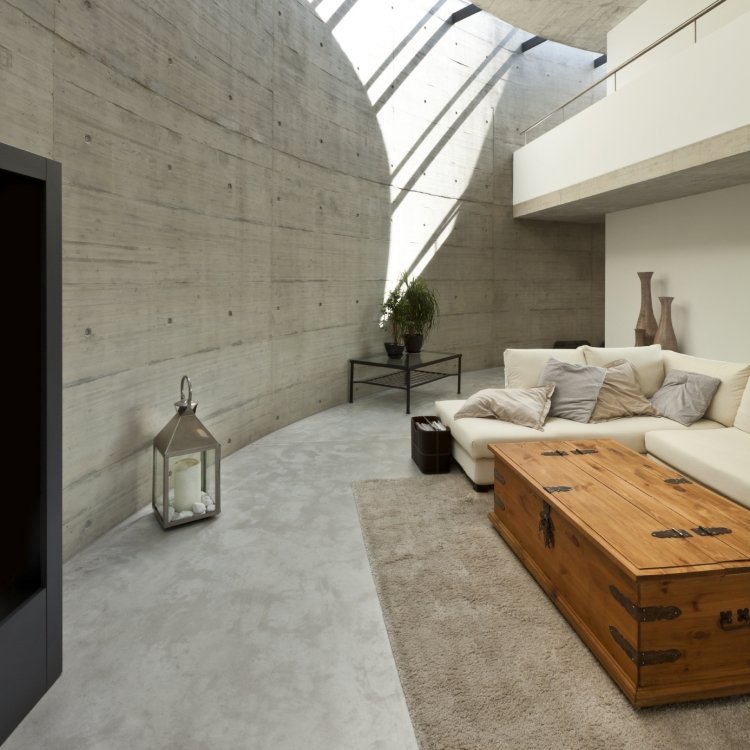 Golvbeläggning-betong-exponerad betong-takfönster-hörnsoffa-beige-bröstlåda