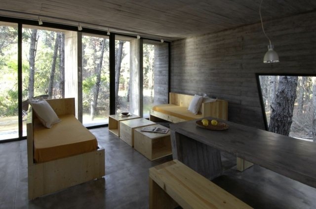 Möbler trä modernt hus mitt i skogen möbler