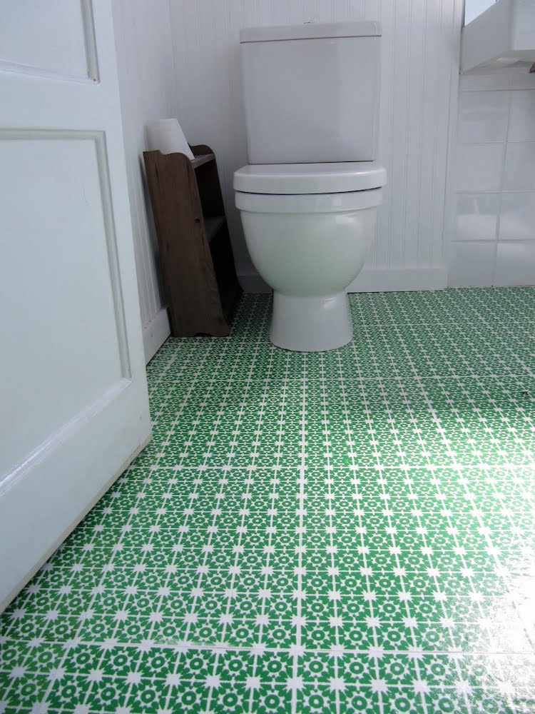 golv-badrum-alternativ-linoleum-vit-grön-mönster-vintage