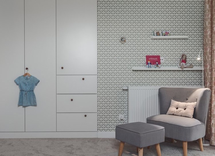 Golv-barnrum-mattor-grå-vit-inbyggd i garderob-tapeter