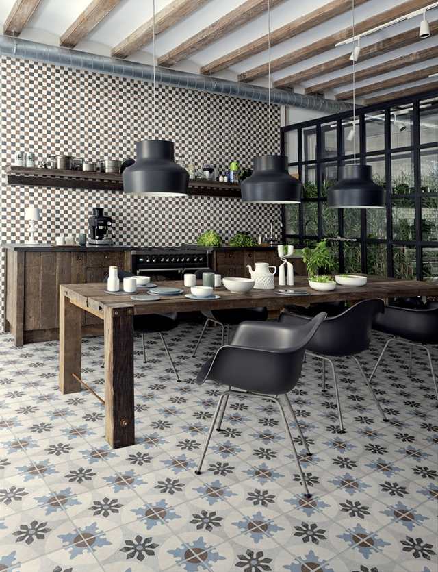 Köksdesign golvplattor blommönster stolar svart bord rustikt