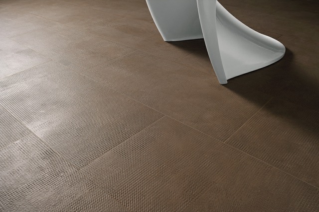 Italiensk golv mörkbrun färg snygg design