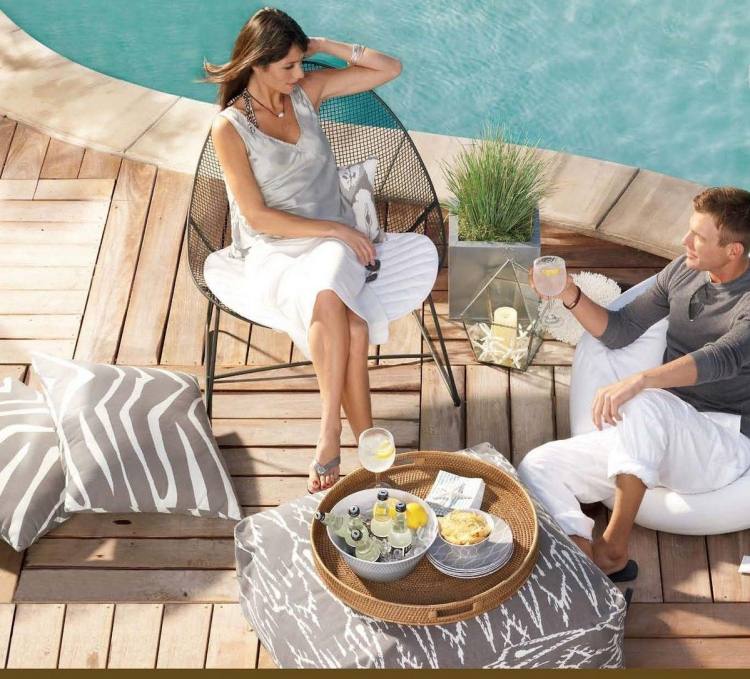 Golvkuddar för trädgården eller terrassen -pool-fest-lounge-mönster-grå-vitt trägolv