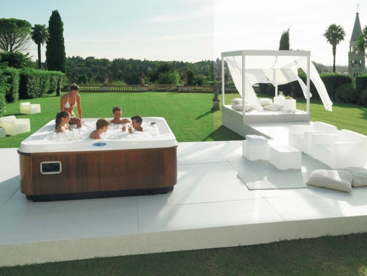 Golvkuddar för trädgården eller terrassen -lux-lounge-pool-vit-kuddar-gräsmatta