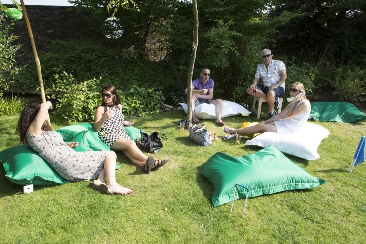 Golvkuddar för trädgården eller terrassen -fest-trädgård-stort-grönt-gräs-folk