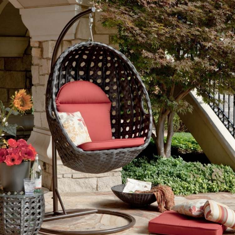 golvkuddar-trädgård-terrass-hängande stolar-lounge-blommor-växter-träd