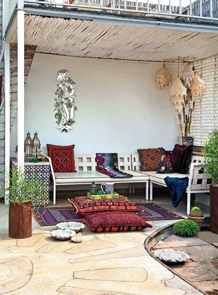 golvdyna-trädgård-terrass-lounge-boho-dekoration-matta-orientaliska-mönster-kakel-terrakotta