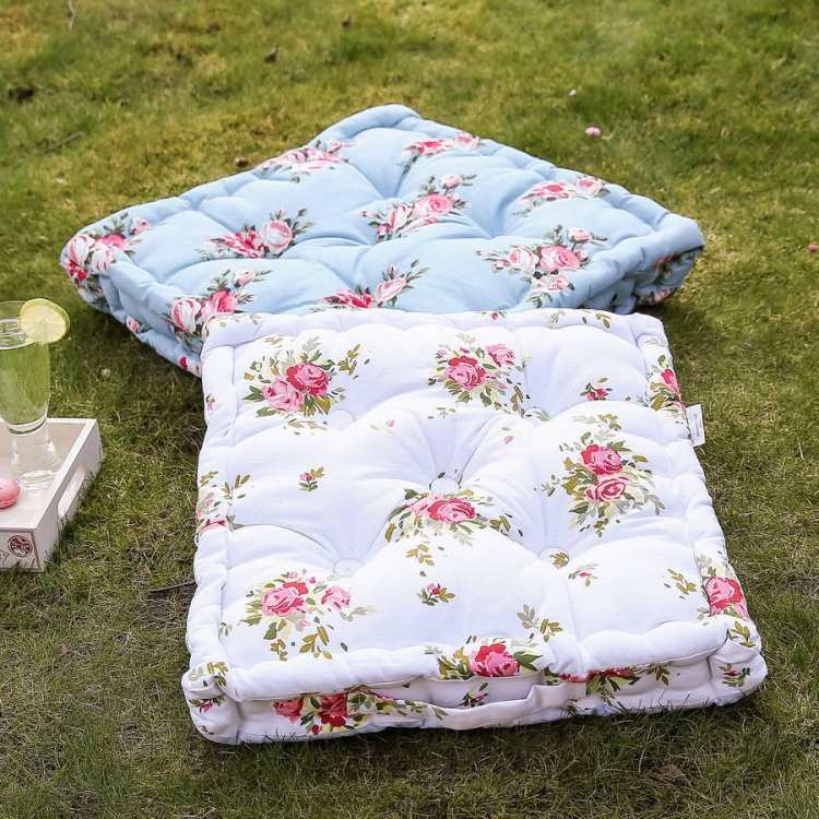 golvdyna-trädgård-gräsmatta-blommönster-vit-rosa-limo-babyblå-utsida