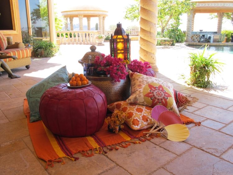 golvkuddar-trädgård-lounge-pool-marockanska-kuddar-läder-sittdynor-orange-blomma-sol