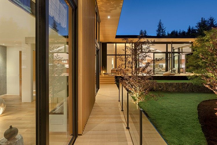 Fönster från golv till tak trä-modern-arkitektur-hus-trädgård