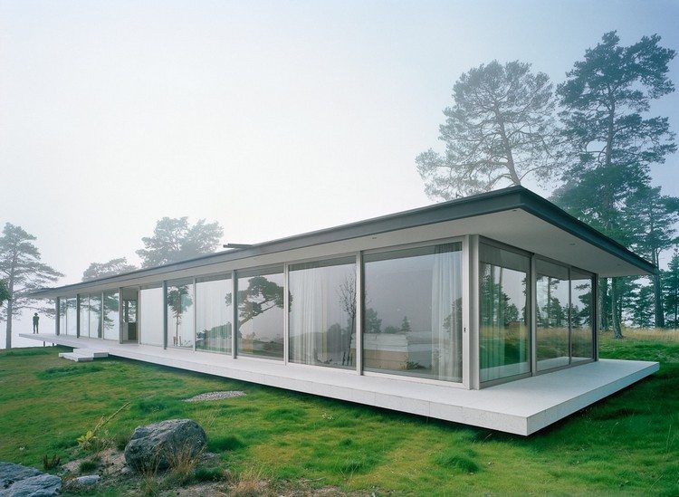 vila sverige minimalistisk design golv till tak fönster