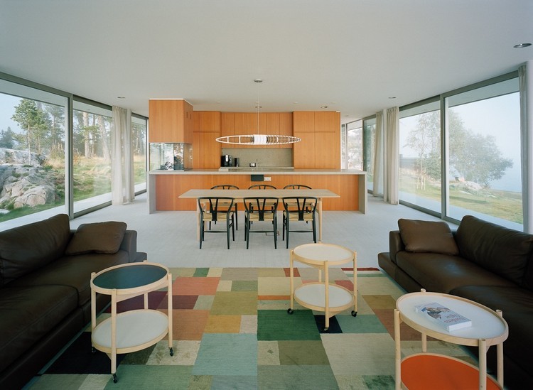 fönster från golv till tak vardagsrum färgglada mattor kök matplats