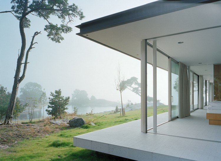privat villa modern arkitektur golv till tak fönster däck