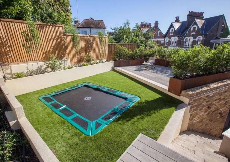 Installera golv studsmatta i trädgården liten, kompakt och platsbesparande